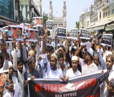 Anti-Waqf Law Protest Turns Violent Near Kolkata; Police Vehicles Burned, Clashes Break Out